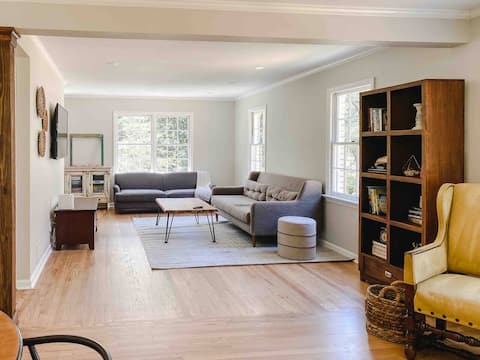Top performing Airbnb: Off Canton Cottage - walking distance to canton st in Roswell