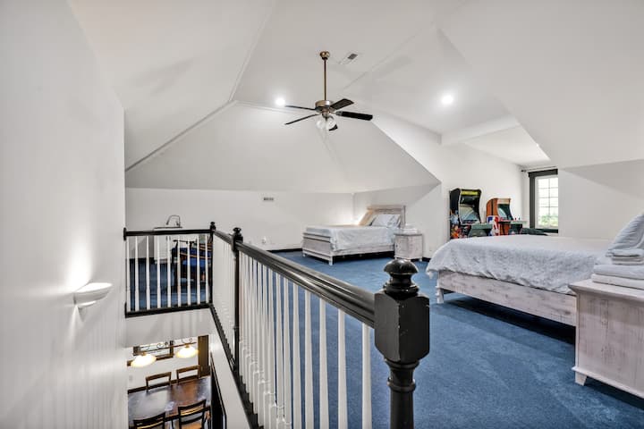 Chumba cha roshani kilicho na vitanda viwili vya Queen