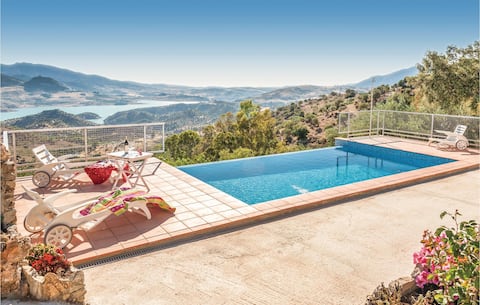 Awesome home in Cádiz with swimming pool