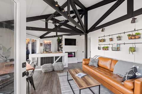 Popular Airbnb listing: Pie in the Sky-mtn views, hot tub, EV charger! in Seven Devils