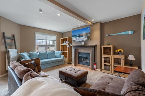 Prairie Oasis | Sleeps 16+ | BBQ, Fire Pit & Loft!