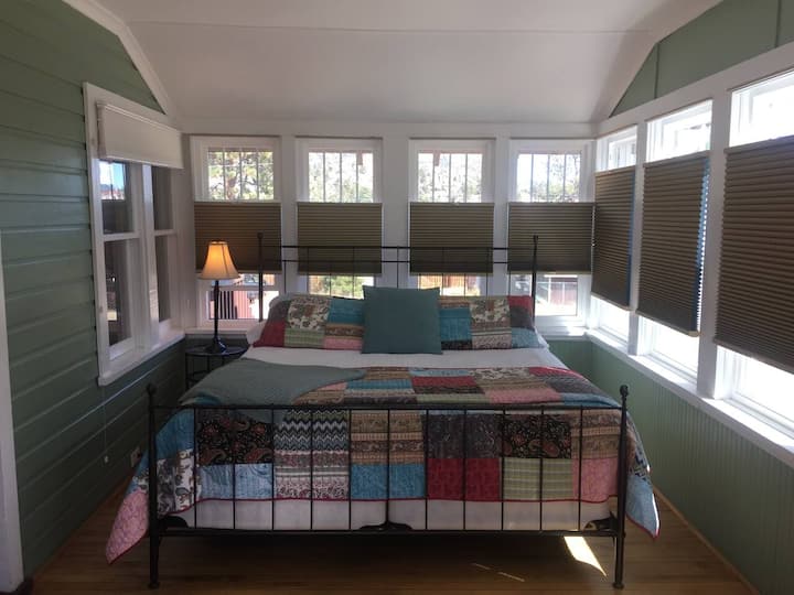 Брачен кревет со брачен кревет во целосно затворен и загреан трем за спиење.  Прозорци на 3 страни со одличен поглед!