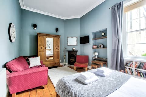Cosy Boutique Character Flat in Central Location