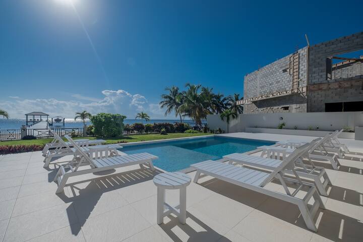 Luxurious Beachfront Villa with Pool, Boat & Capt. gallery image 3