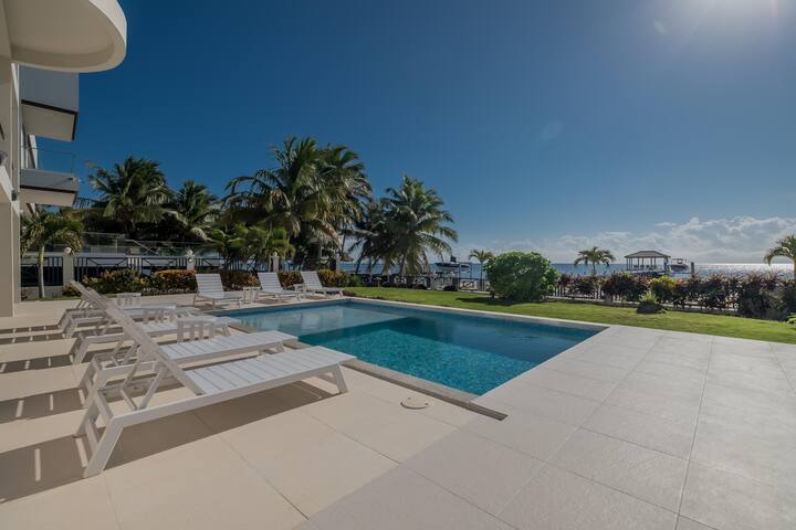 Luxurious Beachfront Villa with Pool, Boat & Capt. gallery image 2