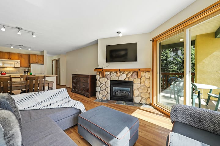 Bright, Lovely, Corner Unit In Sun Peaks Village - Sun Peaks