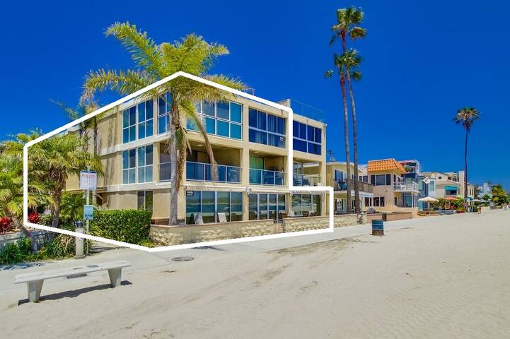 3 Levels of Water Front • A/C • 5 Outdoor Spaces