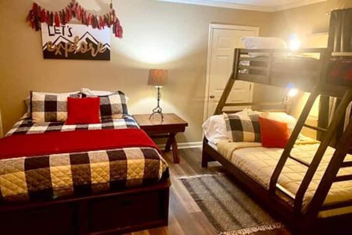 Двуетажна стая: 1 голямо двойно легло, 2 единични легла над двуетажни легла.  Събира 8 души.