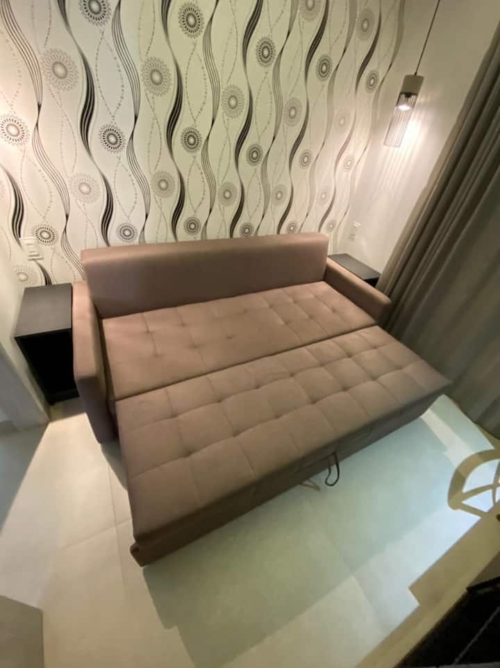 Кауч на спуштање, со опции: двоен или единечен, со лизгачка врата, клима уред и телевизор.

Во реалноста, тоа е реверзибилната ТВ-соба
 