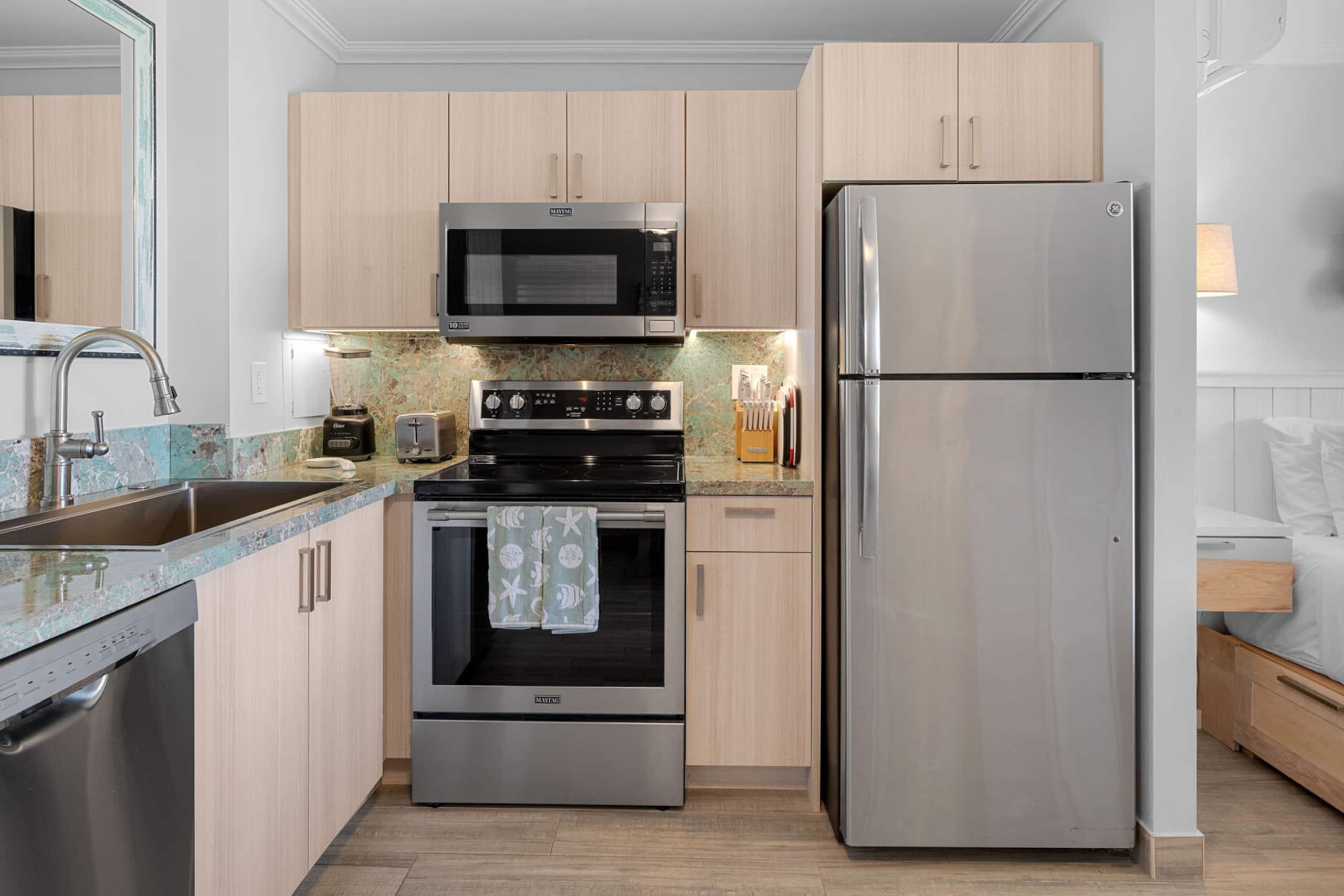 Condo in Lahaina · ★4.8 · Studio · 2 beds · 1 bath - Image 4