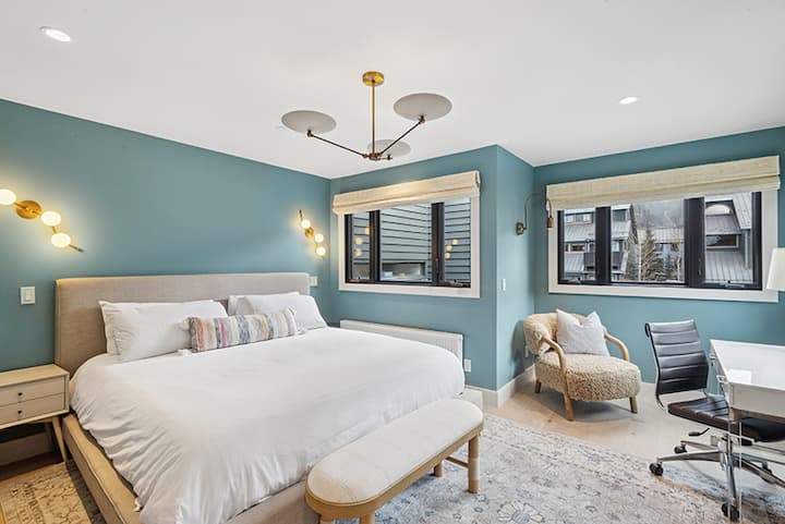 Walk-to-ski Luxury Telluride Home, Hot Tub & Views - Telluride, CO