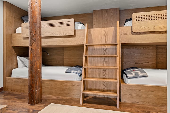 娱乐区外的上下铺房间