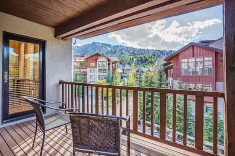 First Tracks Townhome - Deluxe Ski-in/Out with 2-C