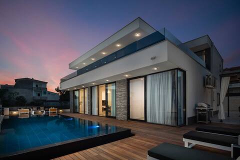 Luxury Villa Anchor with Heated Pool
