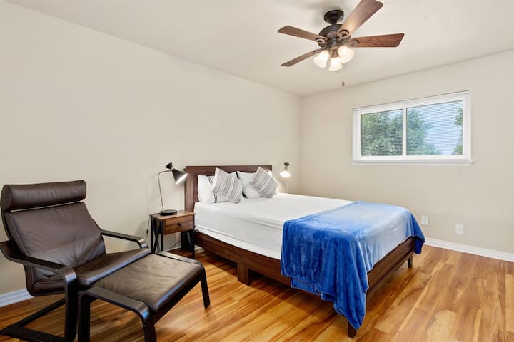 Tretia izba s manželskou posteľou Queen