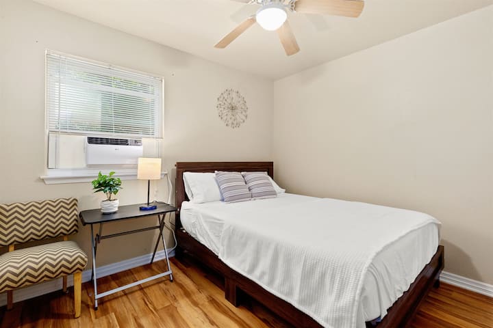 Štvrtá spálňa s manželskou posteľou. Upozorňujeme, že táto izba je na prízemí a nemá pripojenú kúpeľňu.