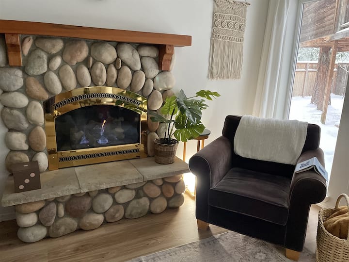La acogedora chimenea de gas es un lugar ideal para acurrucarse y leer en días nevados.
