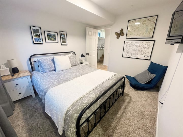 Igumbi lokulala 4 line-Queen Bed, i-Smart TV ne-Walk In Closet ibe liphezulu.