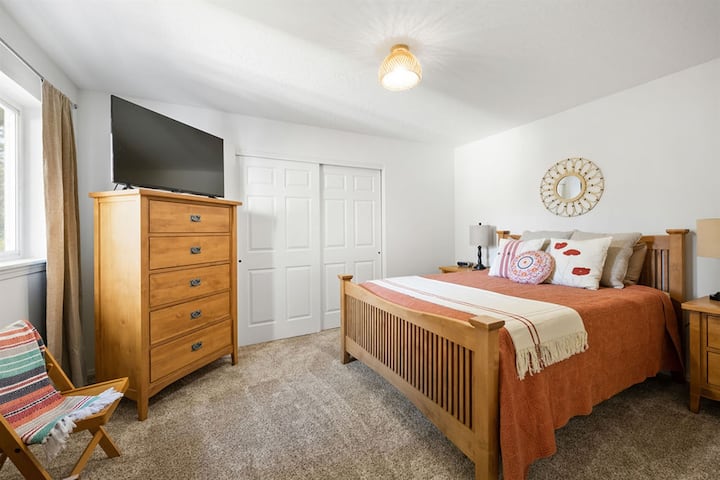 Igumbi lokulala 3 Ibhedi enkulu ene-smart TV, i-dresser nekhabhathi epheleleyo.