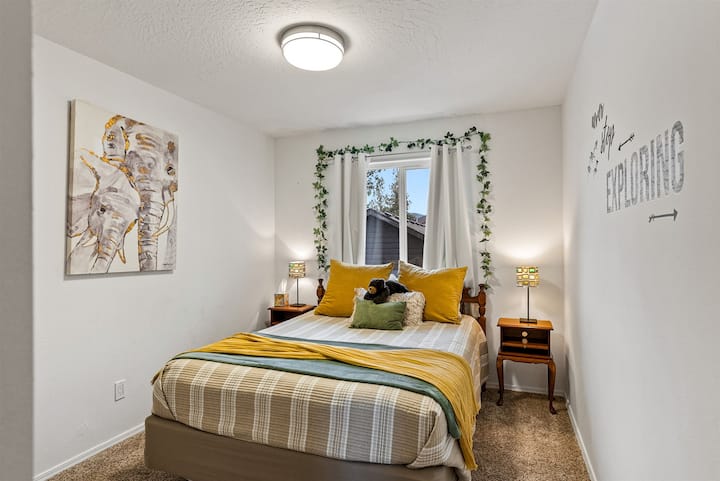 Igumbi lokulala 2 linebhedi enkulu enemiqamelo eyahlukeneyo, iingubo zawo onke amanqanaba atofotofo.