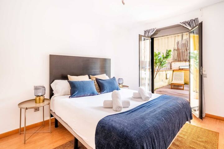 Pl Universitat Comfortable 3BD with private patio gallery image 2