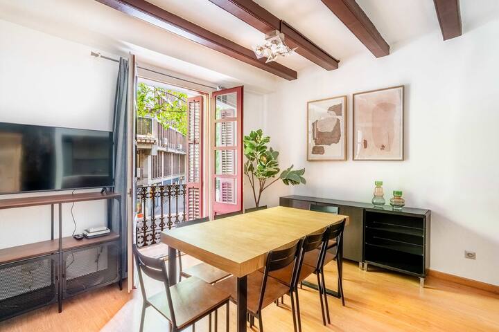 Pl Universitat Comfortable 3BD with private patio gallery image 3