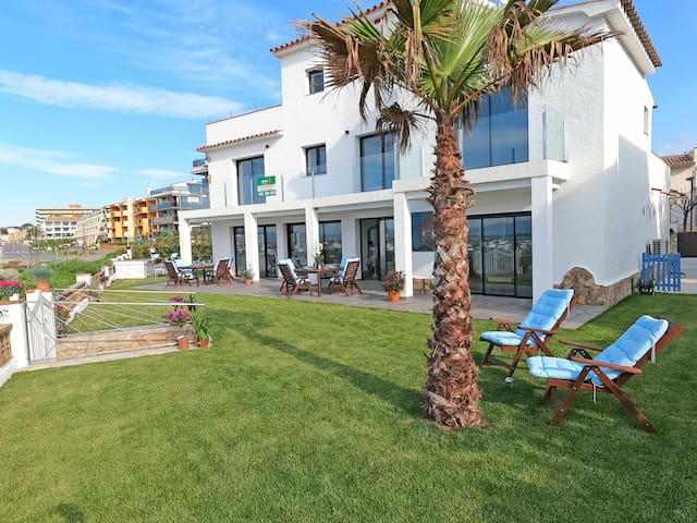 Villa Sophie. Feet in the water! magnificent