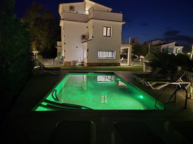 Villa Sophie. Feet in the water! magnificent gallery image 3