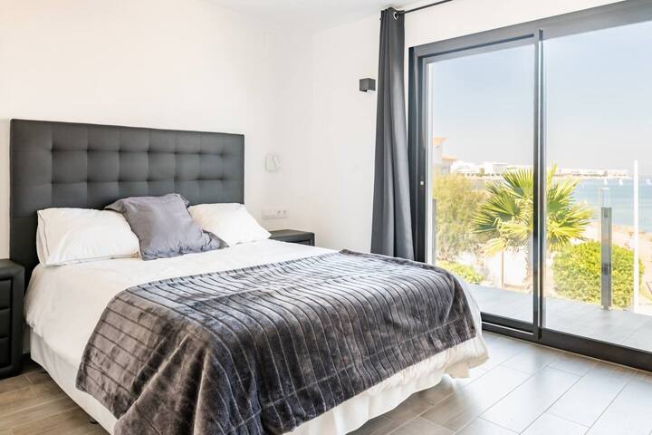 Villa Sophie. Feet in the water! magnificent gallery image 4