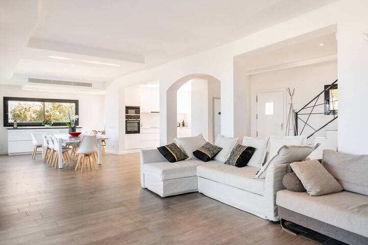 Villa Sophie. Feet in the water! magnificent gallery image 2