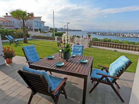 Villa Sophie. Feet in the water! magnificent