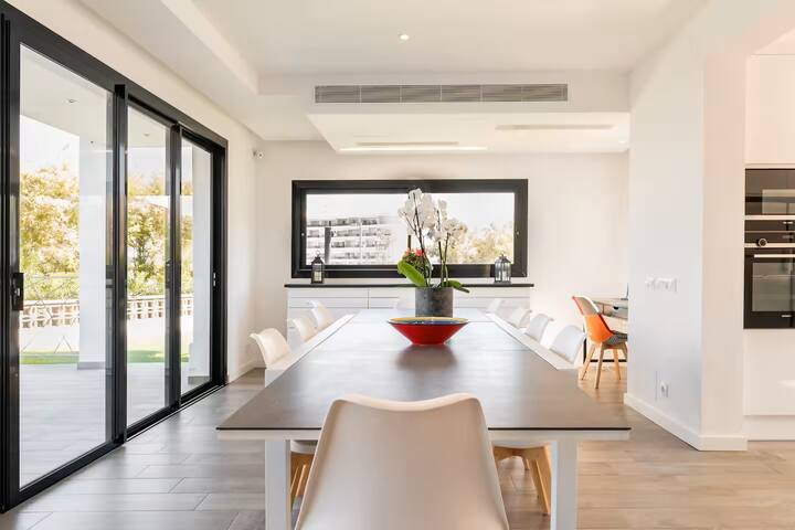 Villa Sophie. Feet in the water! magnificent gallery image 5