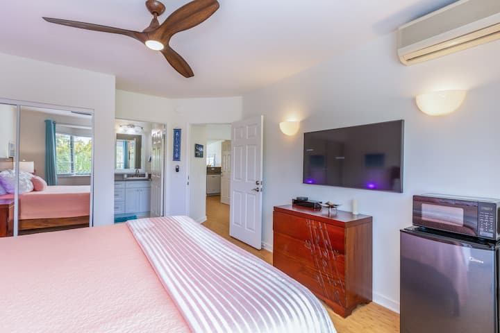 Disfruta de la comodidad con una acogedora cama, aire acondicionado y despierta en el paraíso rodeado de serena belleza y tranquilidad.