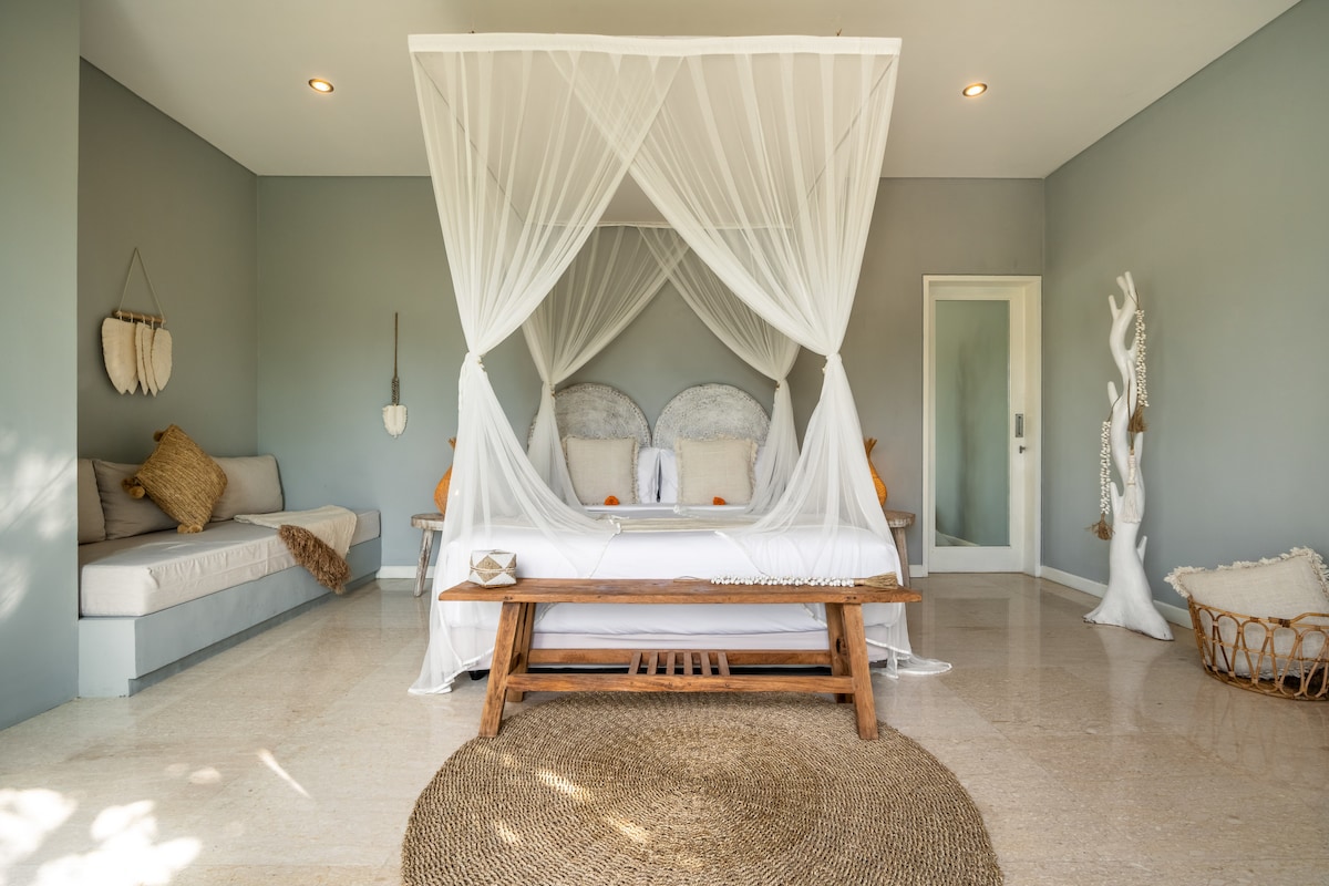 Villa in Tampaksiring · ★4.93 · 4 bedrooms · 5 beds · 4 baths, comparabile Airbnb