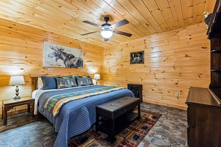 Älg Majestät: Detta sovrum i stugan är utsmyckat med fantastisk vilddjurskonst, vilket skapar en lugn atmosfär.