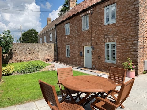 Sunny 4-bedroom cottage with South facing garden