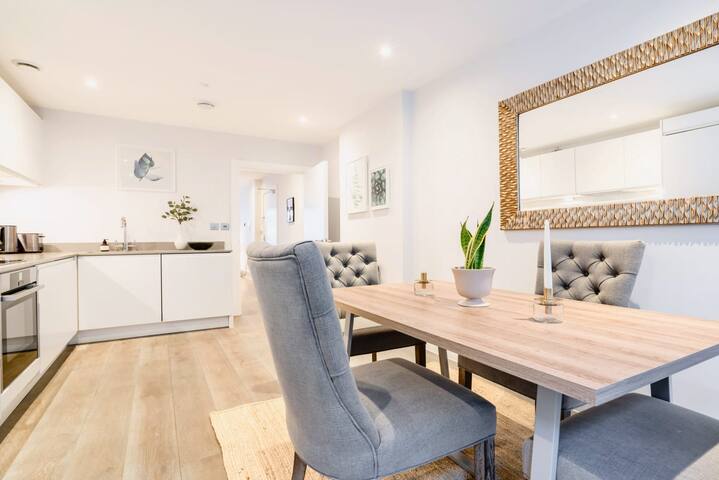 Modern & Luxurious Duplex Apartment in Bloomsbury gallery image 3