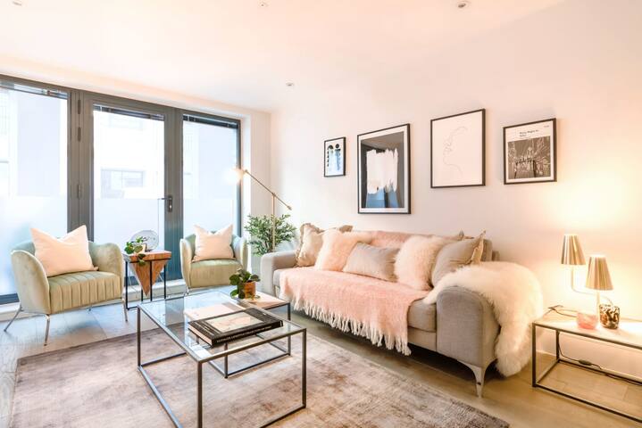 Modern & Luxurious Duplex Apartment in Bloomsbury gallery image 2