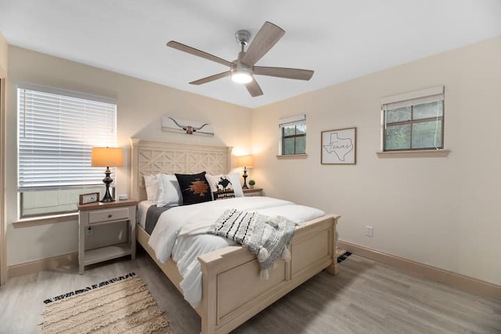 Retiro de dormitorio cuidadosamente diseñado con iluminación cálida, detalles inspirados en Texas y vistas relajantes que te invitan a relajarte.