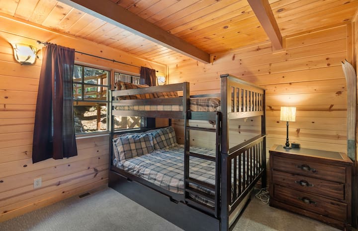 Dhomë gjumi në katin e poshtëm me krevate të plotë (flenë 4 fëmijë)