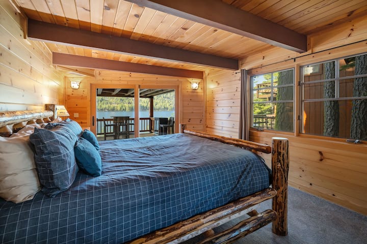 Dhoma e dytë e gjumit "king" me dyer xhami rrëshqitëse që hapen në verandën e mbuluar