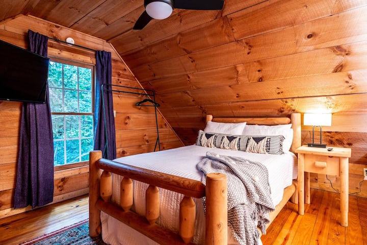 صورة مقربة لغرفة نومك المريحة في الدور العلوي.