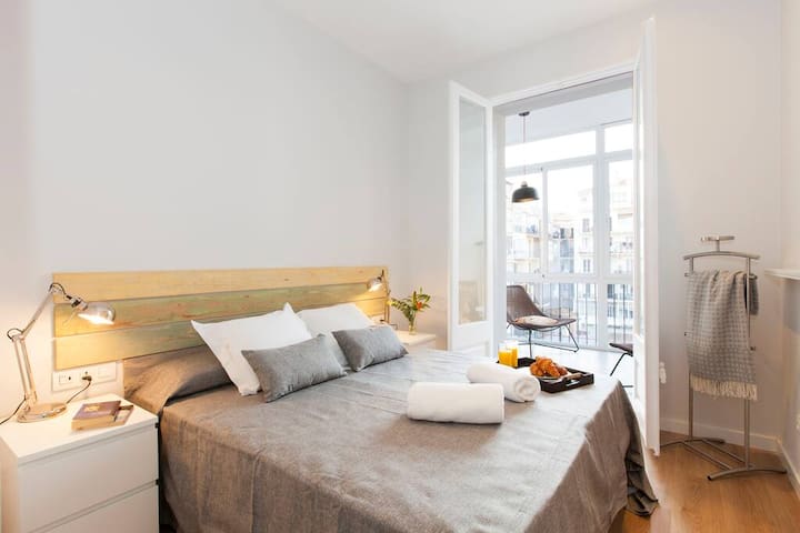 Beautiful 4bd 4ba apartment in Eixample District