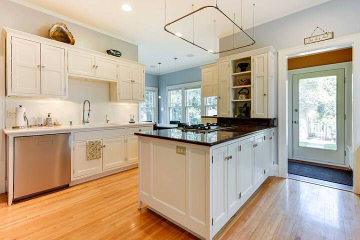 Charming MPLS Home w/ Patio – Walk to Uptown! gallery image 3