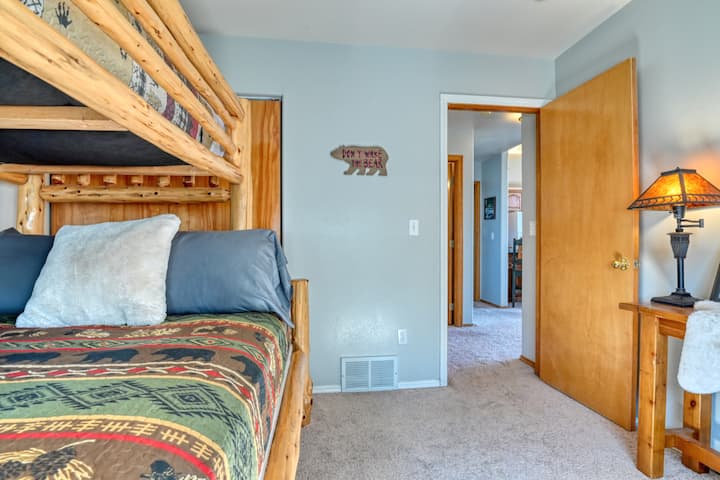 Gostinjska soba ima bračni krevet (širine 150-179 cm)