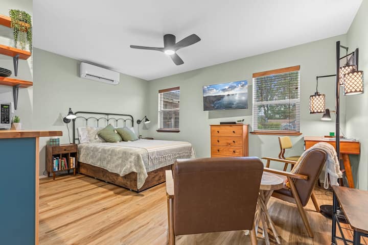 ROKU TV แบบหมุนดูบนเตียงหรือขณะทานอาหาร