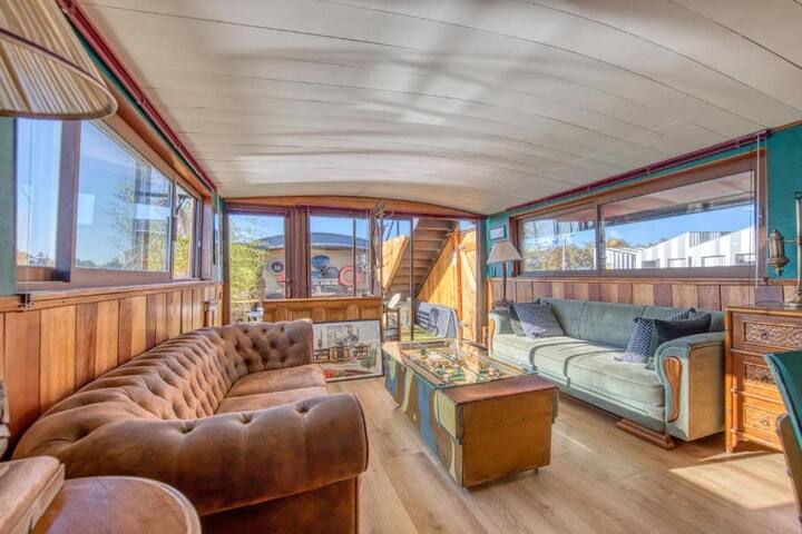 Large luxurious duplex on the Péniche Petite