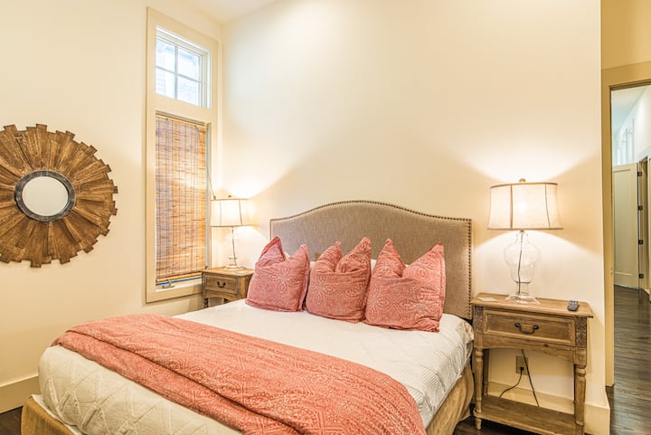 客房位于起居区附近，配备加大双人床和套房卫生间。