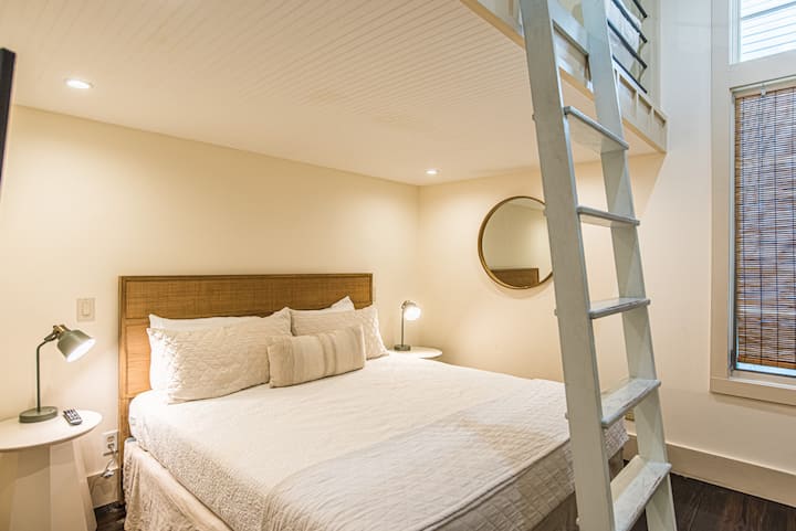 第一位房客的加大双人床和双床阁楼卧室与其他加大双人床和双床阁楼房间共用卫生间。