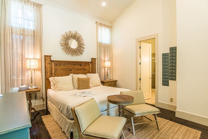 主卧配备加大双人床、独立套房浴室，可通往泳池区域。